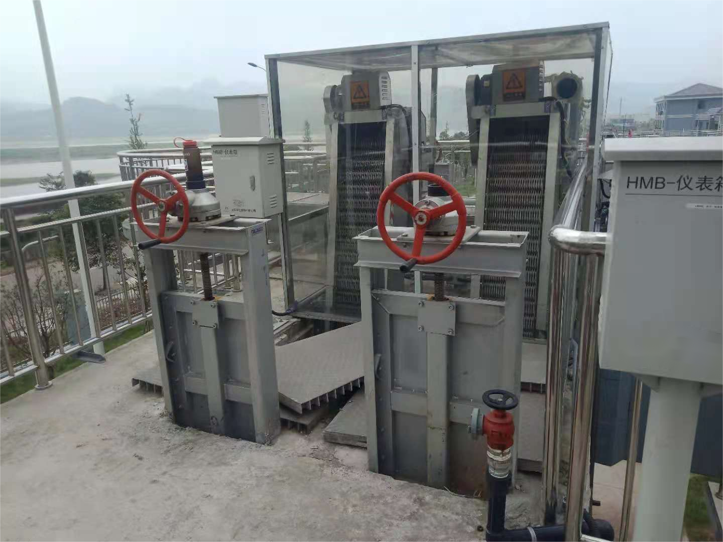 ?山東地衛環?？萍加邢薰敬蛟旄咝Щ剞D式格柵除污機